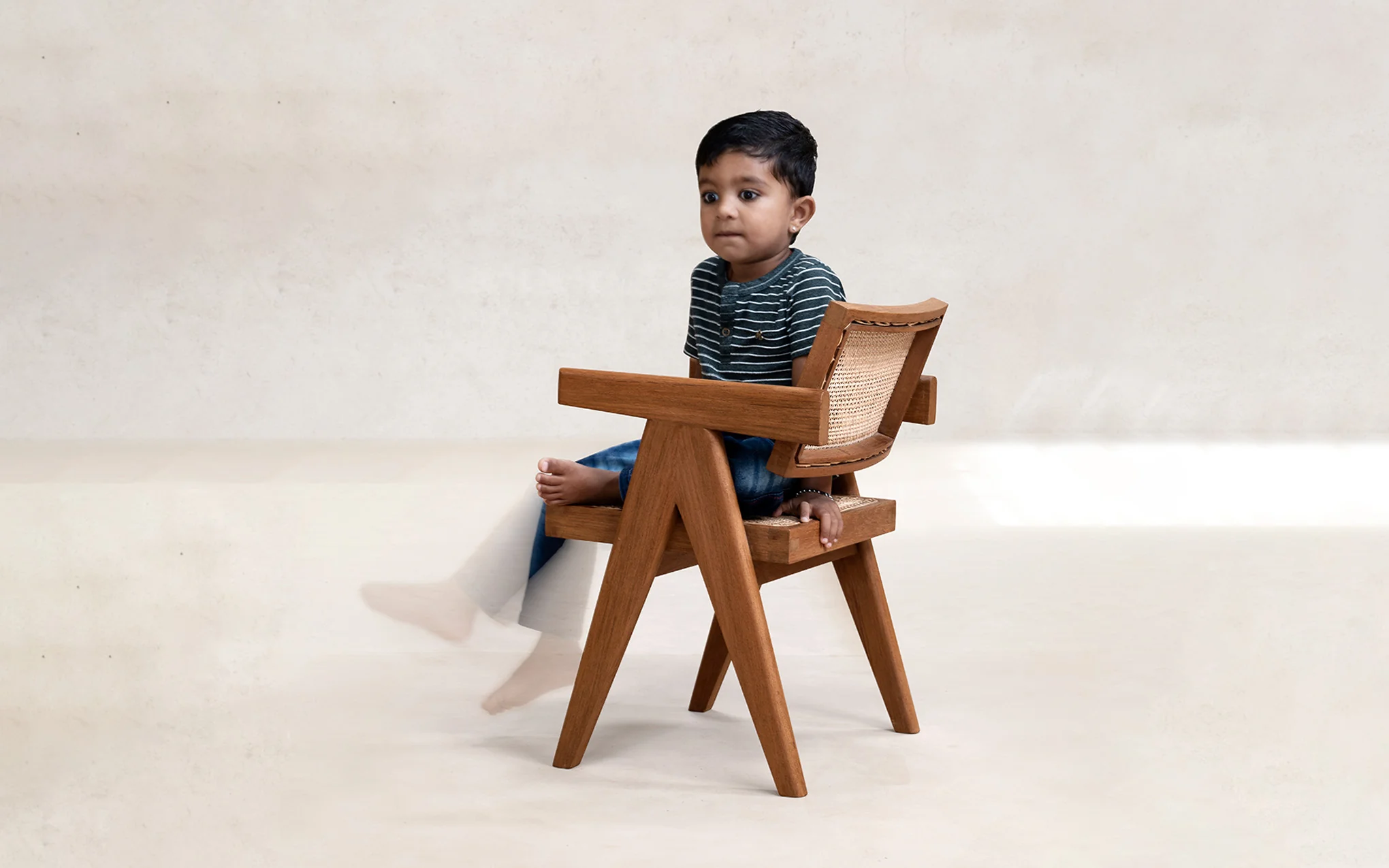 Children's office chair V leg