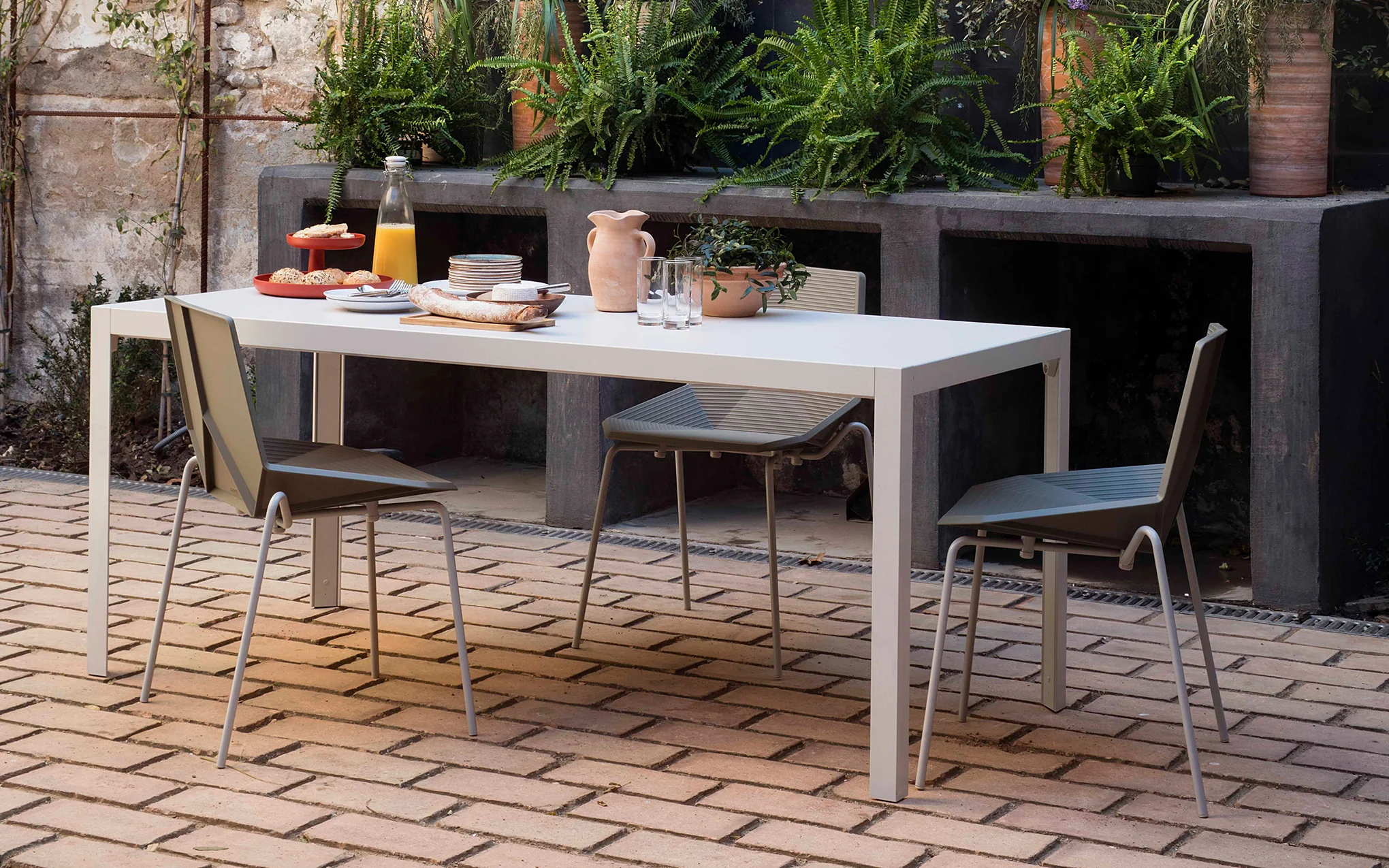 Pey Table - Image 3