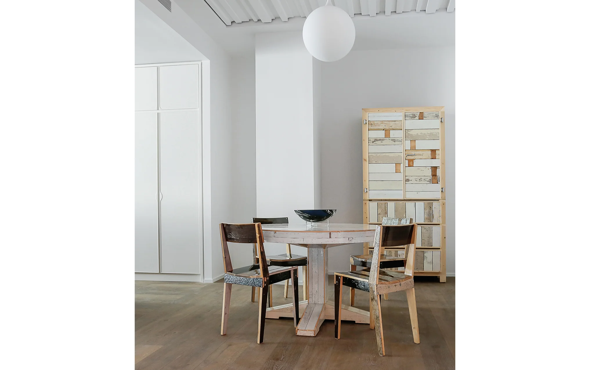 Classic cupboard in Scrapwood - unlacquered - Image 9
